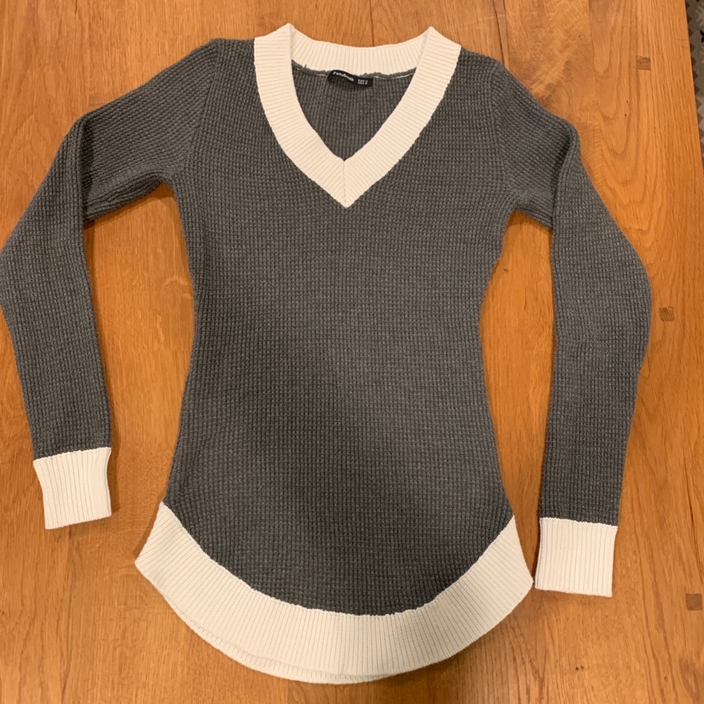 PattyBoutik Gray v-neck sweater  size medium